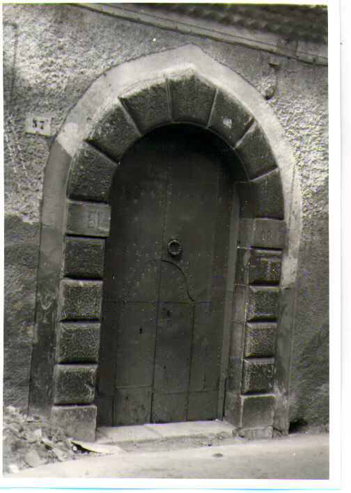 portale - a sesto acuto - bottega Italia meridionale (fine/inizio secc. XVII/ XVIII)