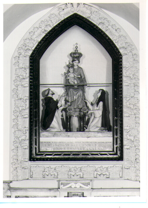 Madonna del Rosario con San Domenico e Santa Caterina da Siena (gruppo scultoreo) di Malecore Giuseppe (sec. XX)