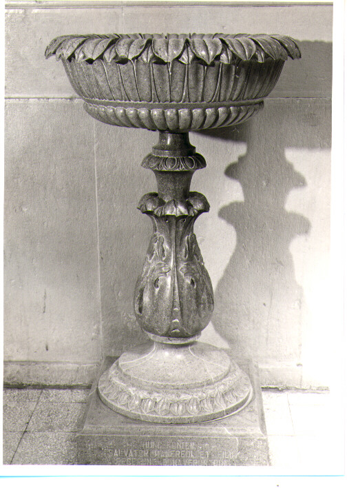 acquasantiera - a fusto di Manfredi Salvatore (attribuito) (sec. XX)