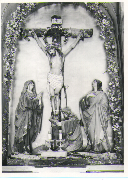 crocifissione di Cristo con la Madonna e santi (gruppo scultoreo) - bottega leccese (fine/inizio secc. XIX/ XX)