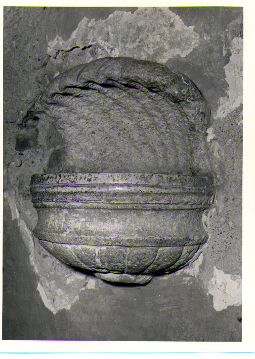 acquasantiera - bottega Italia meridionale (sec. XVI)