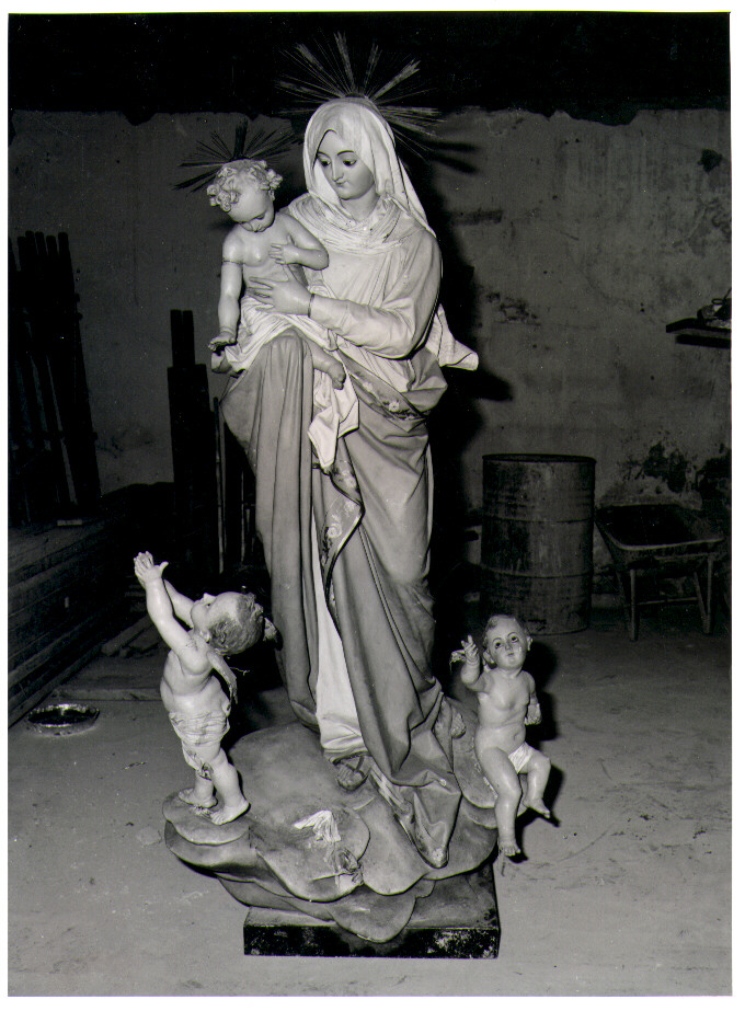 Madonna con Bambino e angeli (gruppo scultoreo) di Sacquegna Salvatore (bottega) (sec. XX)