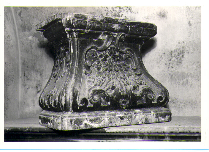 piedistallo di statua - bottega Italia meridionale (sec. XVIII)