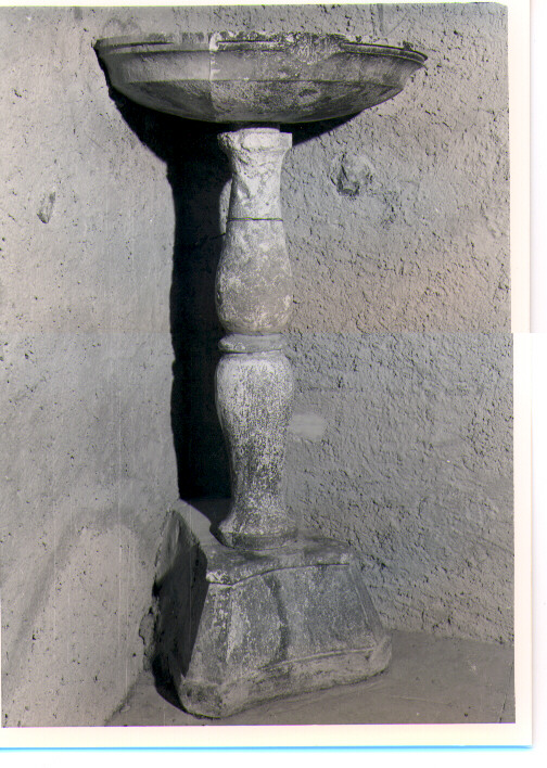 acquasantiera - a fusto - bottega lucana (fine/inizio secc. XVI/ XVII)