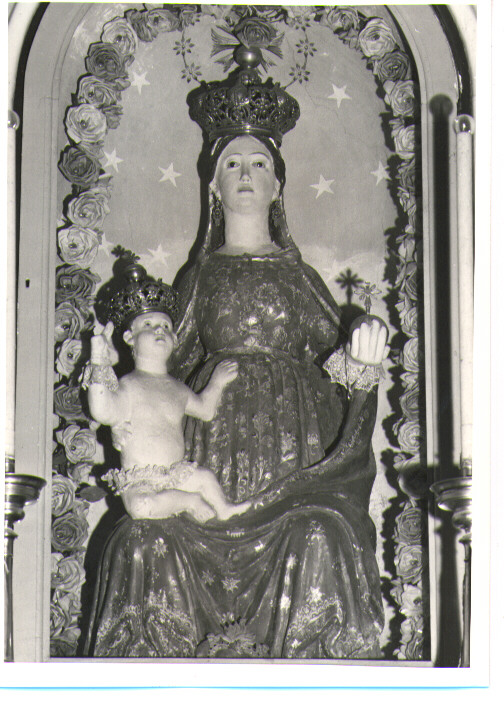 Madonna con personaggi che implorano il suo aiuto (statua) - bottega Italia meridionale (fine/inizio secc. XIV/ XV)