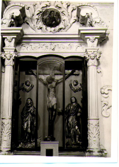 Cristo Crocifisso con la Madonna, San Giovanni Evangelista, cherubini (gruppo scultoreo, elemento d'insieme) - bottega lucana (inizio sec. XVIII)