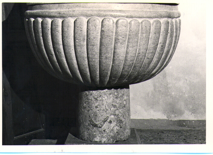 fonte battesimale - bottega Italia meridionale (sec. XVI)