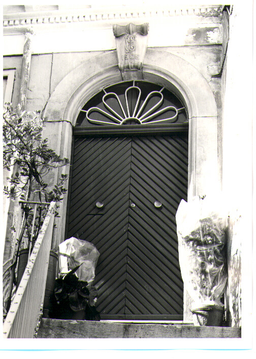 portale - bottega Italia meridionale (sec. XX)