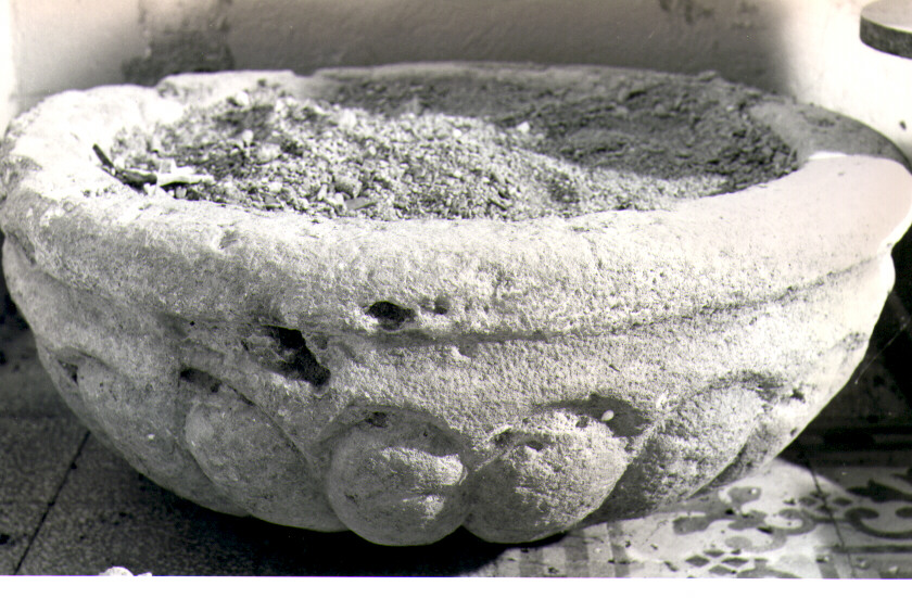 acquasantiera da parete - ambito lucano, ambito lucano (fine/inizio secc. XVIII/ XIX)