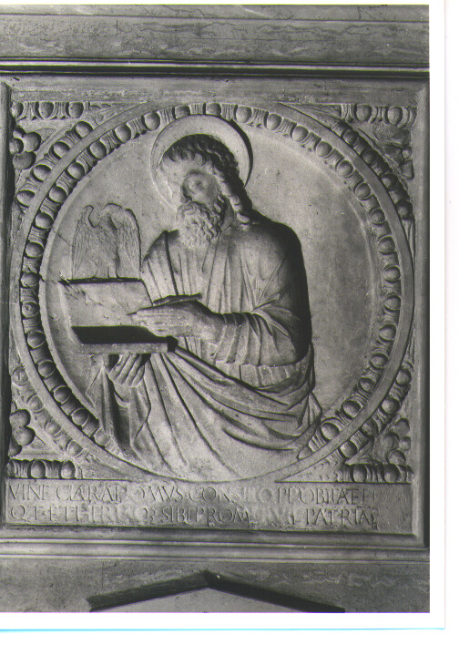 San Giovanni Evangelista (decorazione plastica) di Della Pila Jacopo (fine sec. XV)