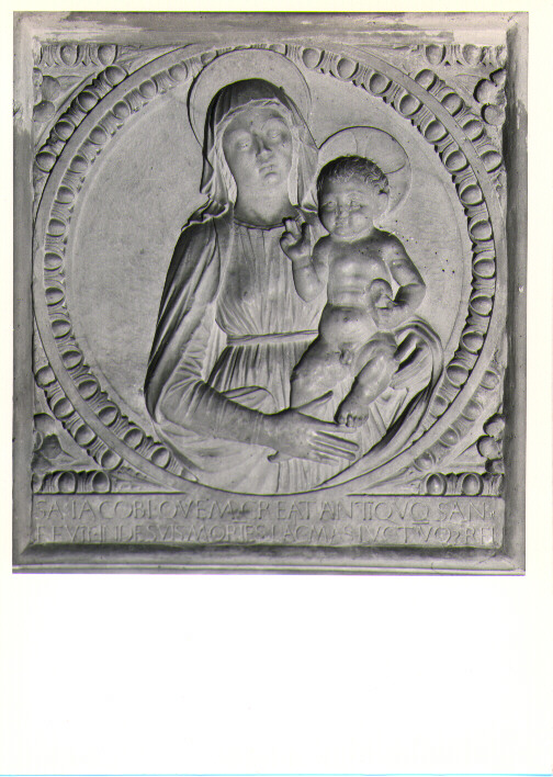 Madonna con Bambino (decorazione plastica) di Della Pila Jacopo (secc. XV/ XVI)