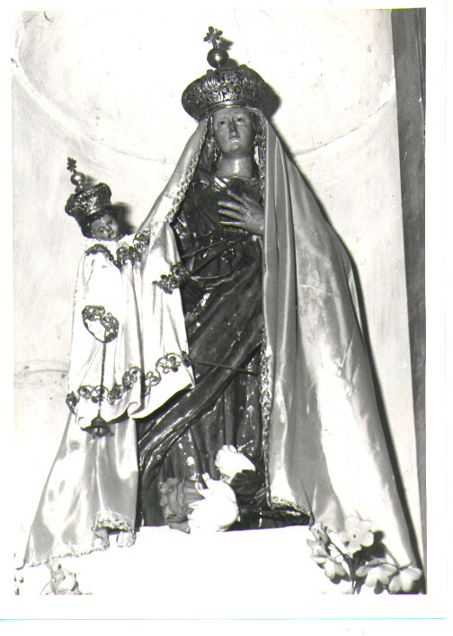 Madonna con personaggi che implorano il suo aiuto (scultura) - bottega Italia meridionale (sec. XIX)