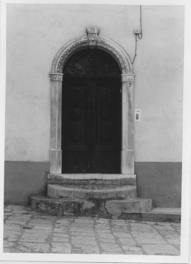 portale - bottega Italia meridionale (sec. XX)