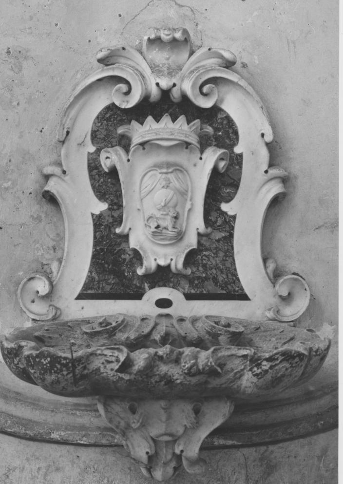 acquasantiera da parete, elemento d'insieme di Sebastiano Pasquale (attribuito) (sec. XVIII)