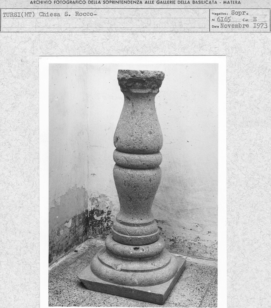 acquasantiera - a fusto - bottega lucana (prima metà sec. XVII)