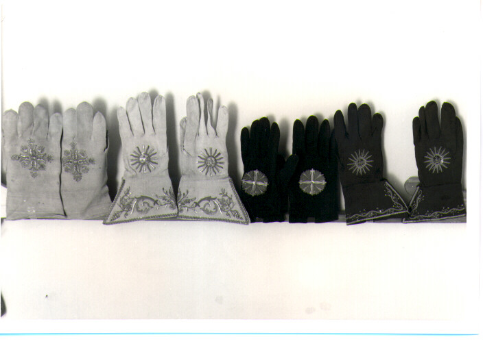 guanti, serie - manifattura napoletana (fine/inizio secc. XVIII/ XIX)