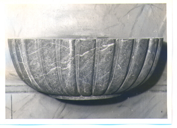 acquasantiera - a conchiglia - bottega Italia meridionale (sec. XVIII)