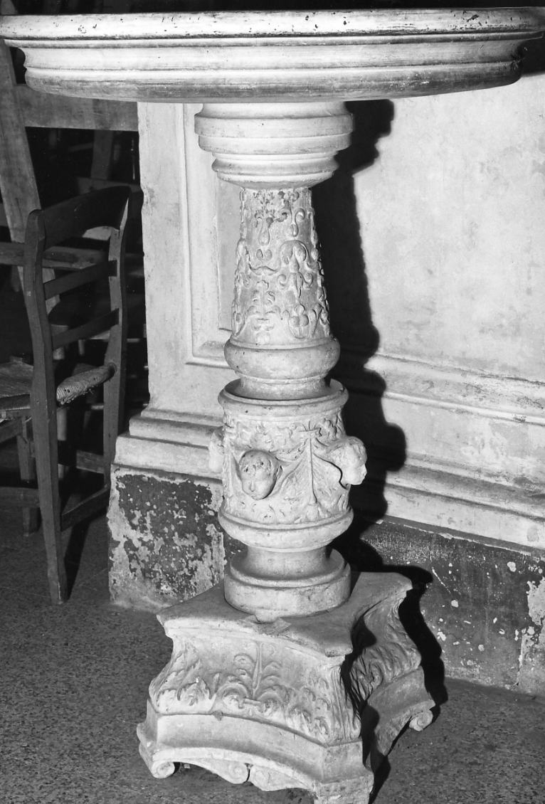 acquasantiera - a fusto - bottega Italia meridionale (fine sec. XVI)