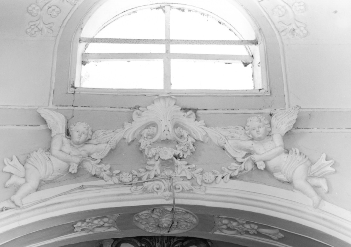 angeli con ghirlande di fiori (decorazione plastica) di Pontrandolfi Federico (sec. XIX)