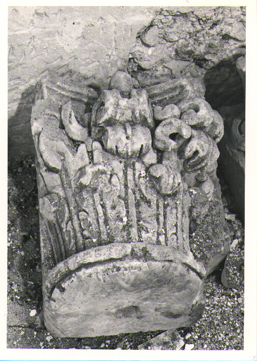 capitello, frammento - bottega Italia meridionale (sec. XVI)