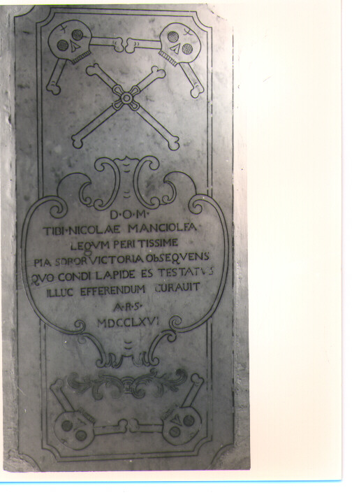 lapide tombale - bottega Italia meridionale (seconda metà sec. XVIII)