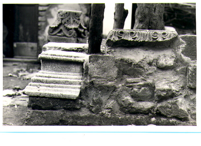 scultura, frammento - bottega Italia meridionale (sec. XIII)