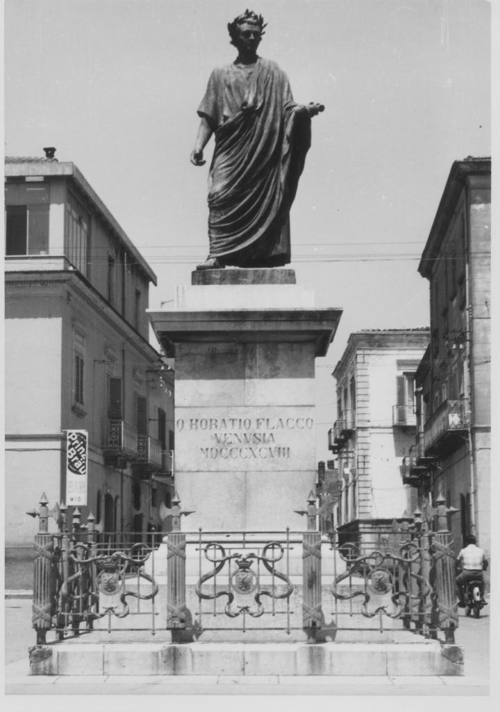 Quinto Orazio Flacco, figura maschile (monumento) di D'Orsi Achille (sec. XIX)