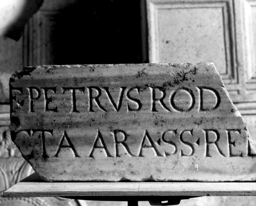 lapide, frammento - bottega Italia meridionale (sec. XVI)