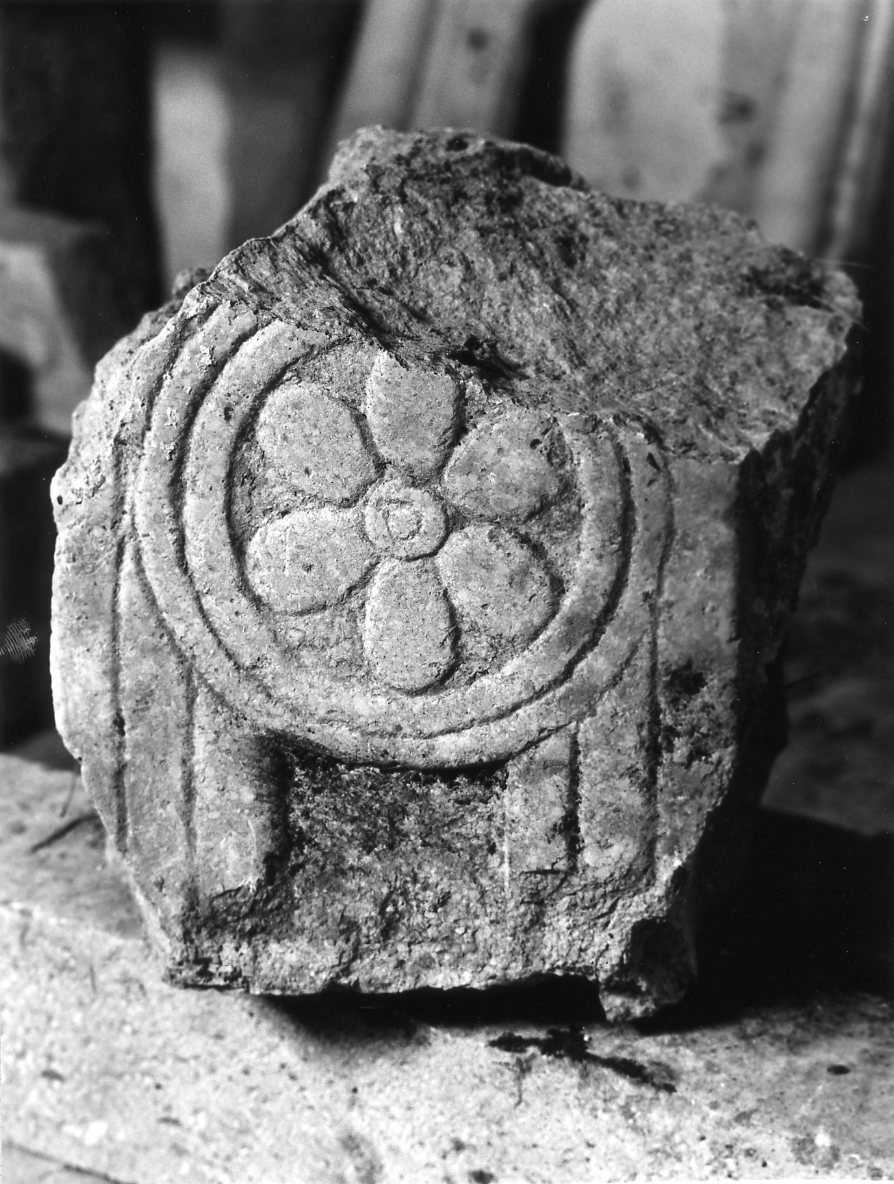 stipite, frammento - manifattura meridionale (sec. XV (?))