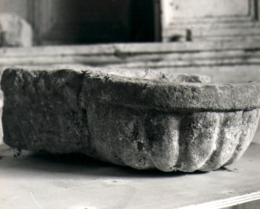acquasantiera da parete, frammento - bottega Italia meridionale (secc. XVII/ XVIII)