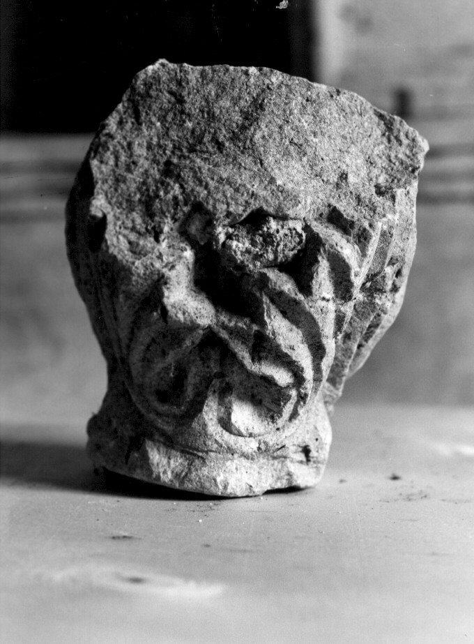 capitello, frammento - bottega Italia meridionale (sec. XII)