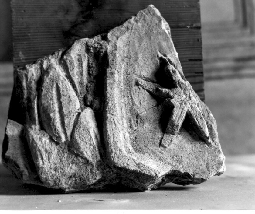 stemma gentilizio (rilievo, frammento) - bottega Italia meridionale (secc. XV/ XVI)