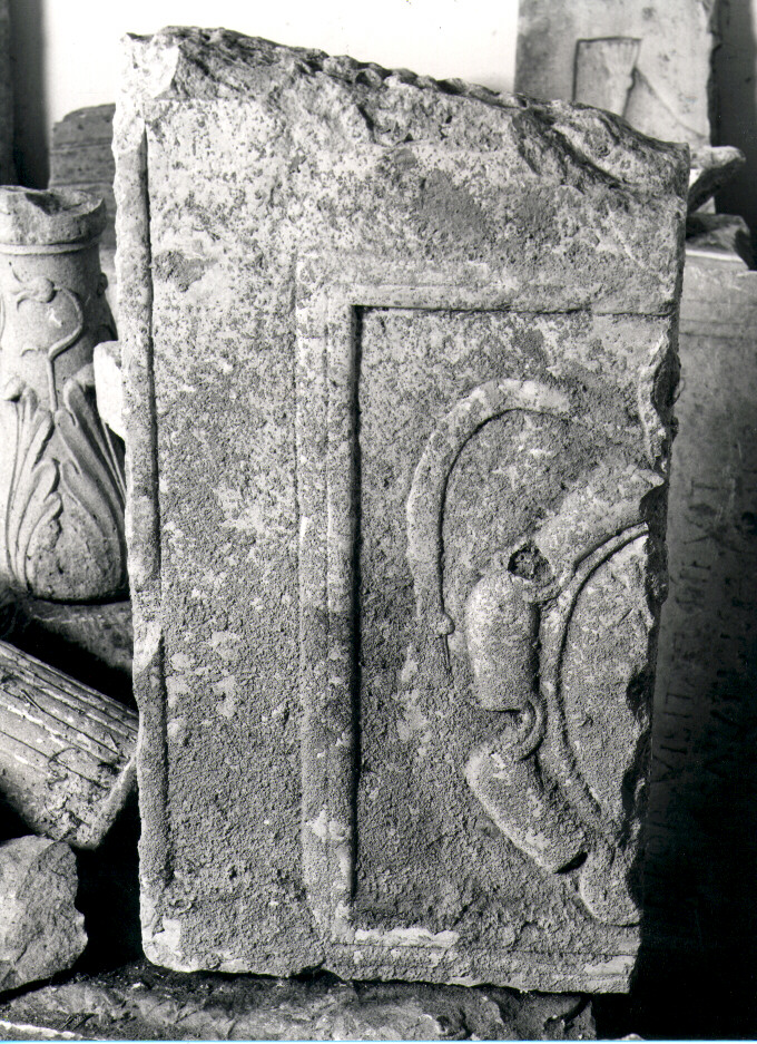 stemma gentilizio (lastra, frammento) - bottega Italia meridionale (fine/inizio secc. XVI/ XVII)