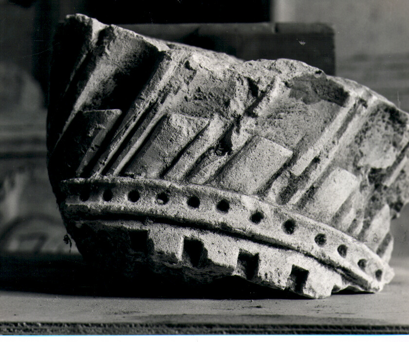 capitello, frammento - bottega Italia meridionale (sec. XVI)