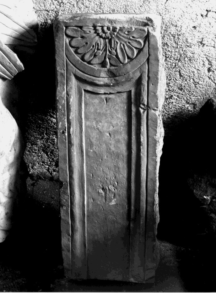 stipite, frammento - bottega Italia meridionale (sec. XVI)