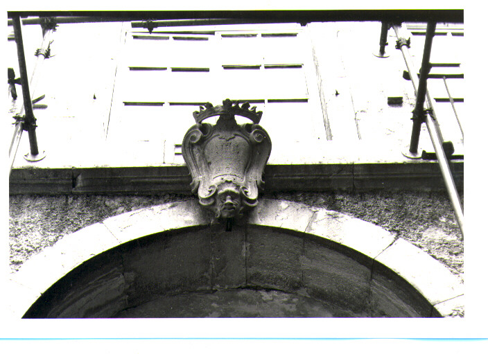 stemma gentilizio della famiglia Navarra, stemma (rilievo) - bottega Italia meridionale (sec. XIX)