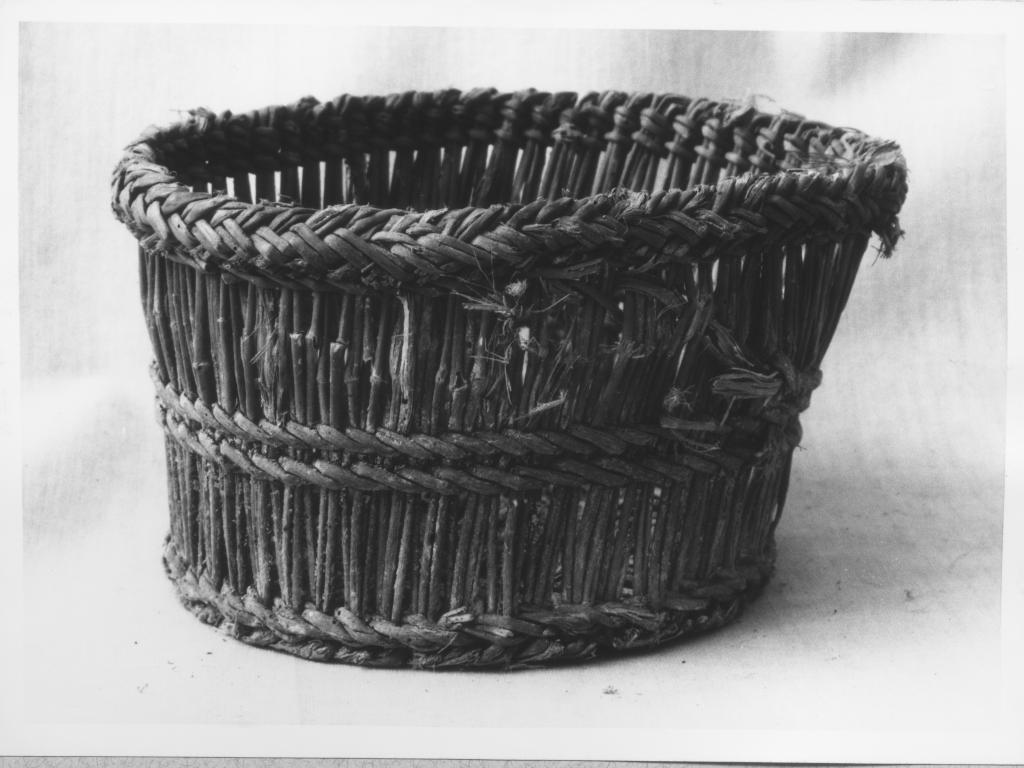 contenitore, fuscello - bottega Italia meridionale (sec. XX)