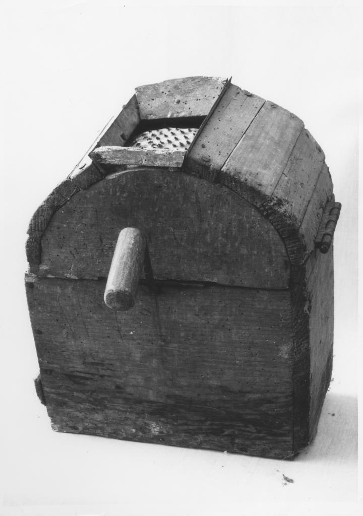 grattugia - bottega Italia meridionale (sec. XX)