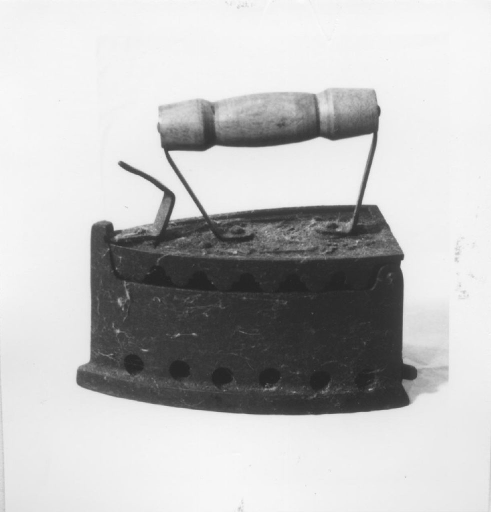 ferro da stiro - bottega Italia meridionale (sec. XX)