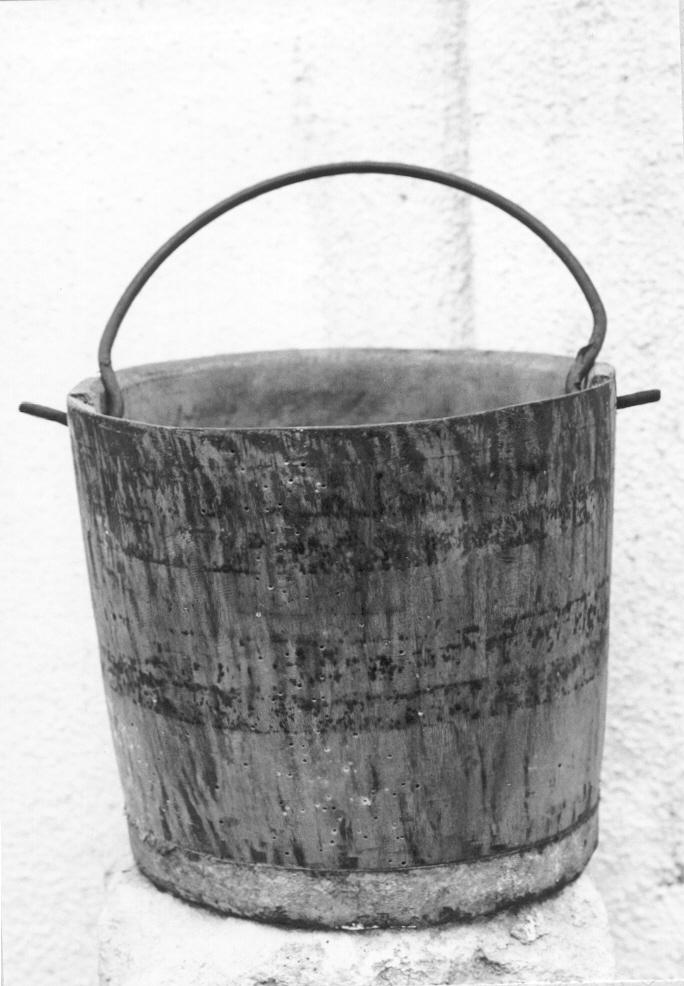 secchio, Casa contadina di Nunzio Lospinuso (Montescaglioso, Agricoltore, Vaccaro, II elementare) (1946 post)