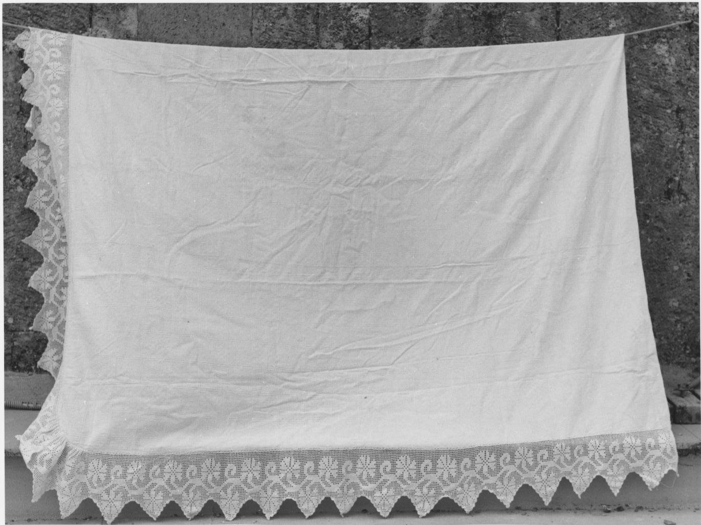 coperta, tessuti, lavori casalinghi di Cavallo Angela - manifattura locale (1940)