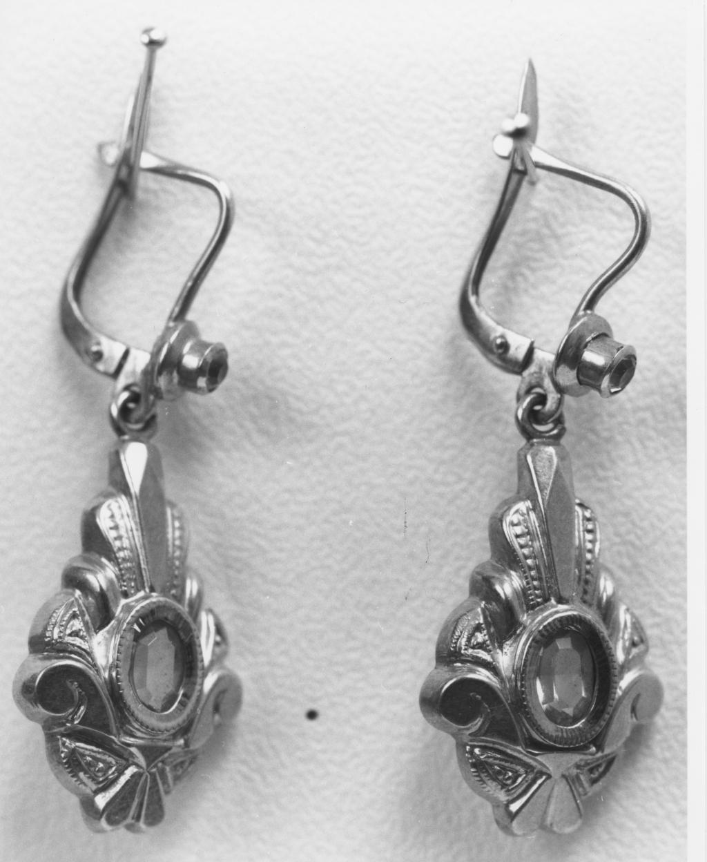 orecchino, oggetti personali - Ambito meridionale (1950 post)