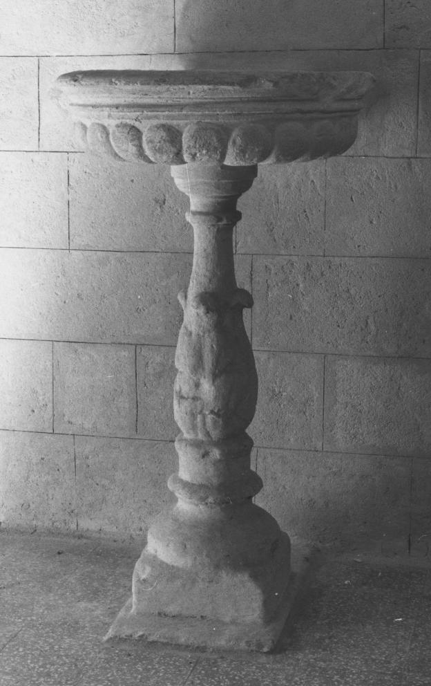 acquasantiera - a fusto - bottega lucana (fine/inizio secc. XVI/ XVII)