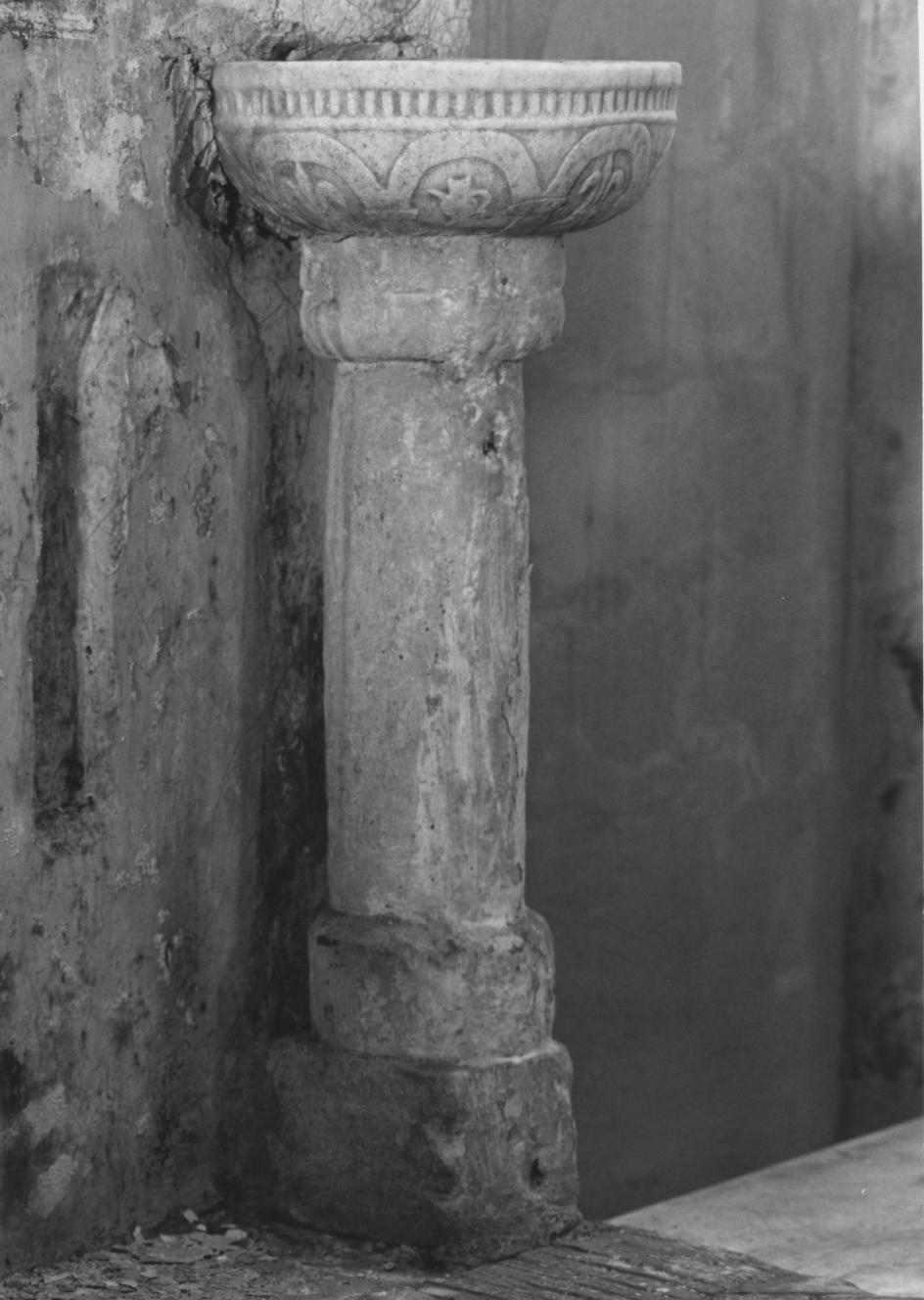 acquasantiera - a fusto - bottega Italia meridionale (sec. XV)