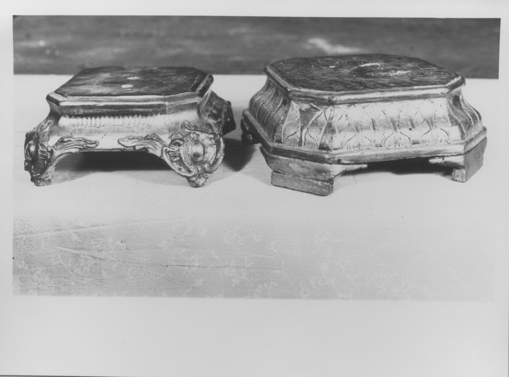 piedistallo di statua, serie - bottega Italia meridionale (sec. XIX)