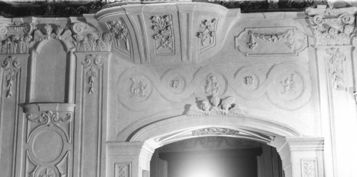 motivi decorativi vegetali/ Cristo/ cherubini e figure fantastiche (decorazione plastica) - ambito Italia meridionale (terzo quarto sec. XVII)