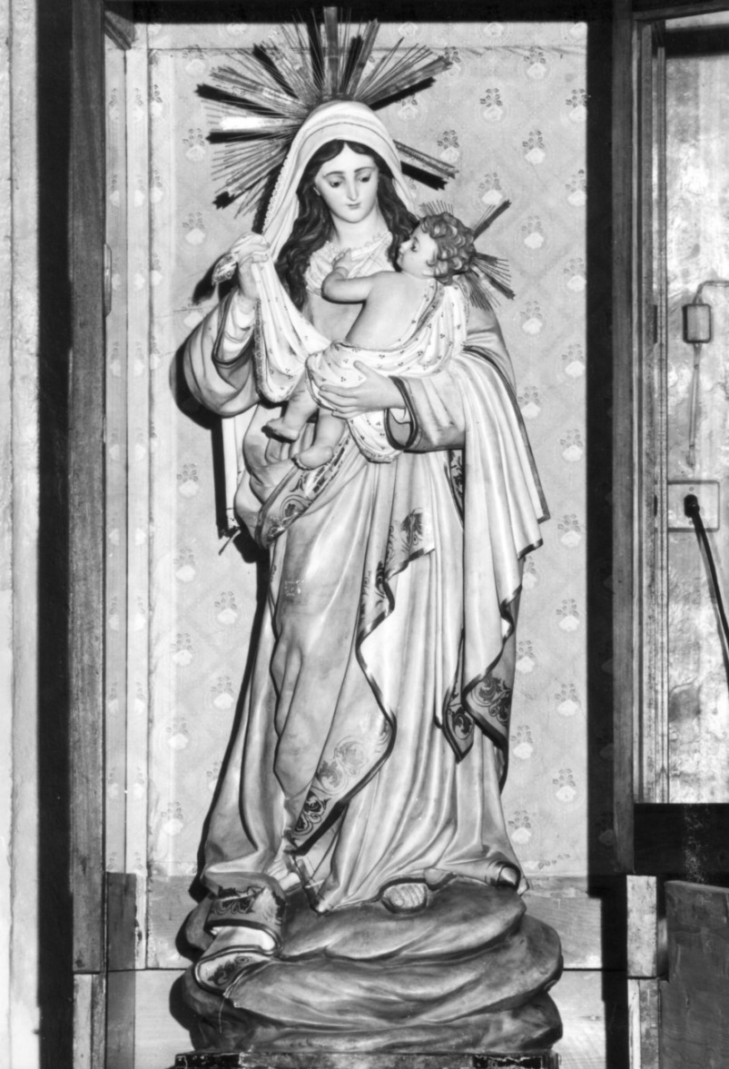 Madonna con Bambino (statua) di Manzo Giuseppe (sec. XX)