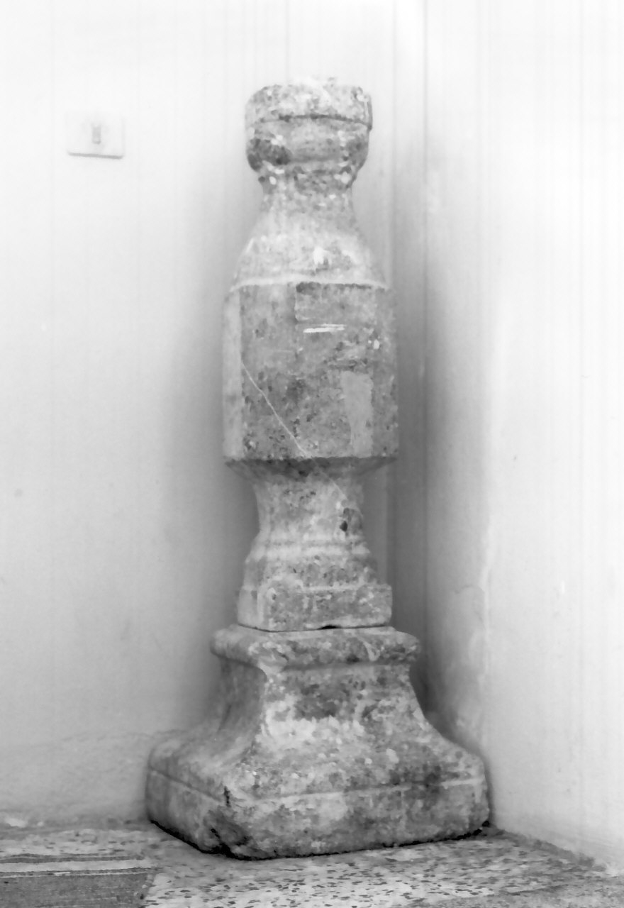 base di fonte battesimale, opera isolata - bottega Italia meridionale (sec. XVII)