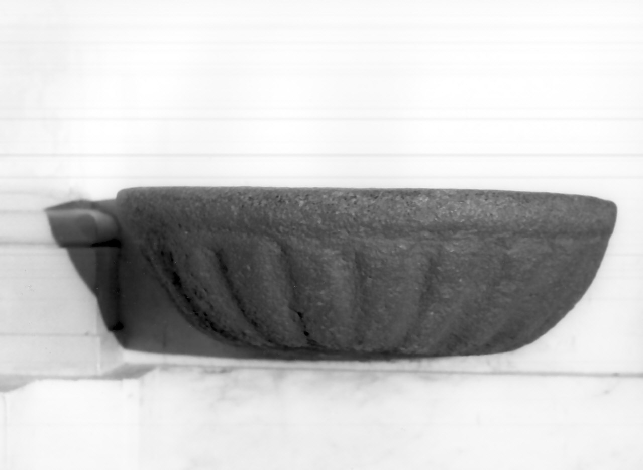 acquasantiera - a conchiglia, opera isolata - bottega Italia meridionale (fine sec. XVIII)