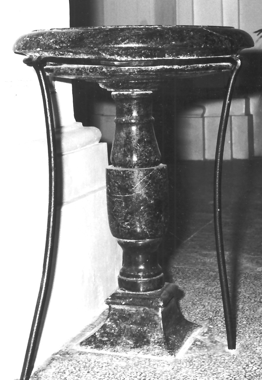 acquasantiera - a fusto, opera isolata - bottega Italia meridionale (seconda metà sec. XVIII)